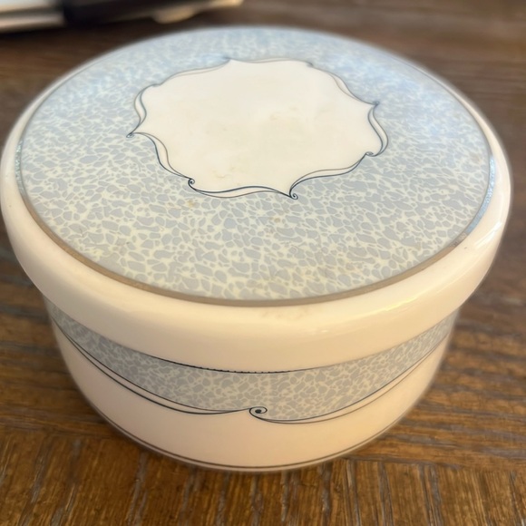 Wedgwood Venice Jewelry Box ring box Light Blue & White Bone China with BOX - Picture 1 of 4